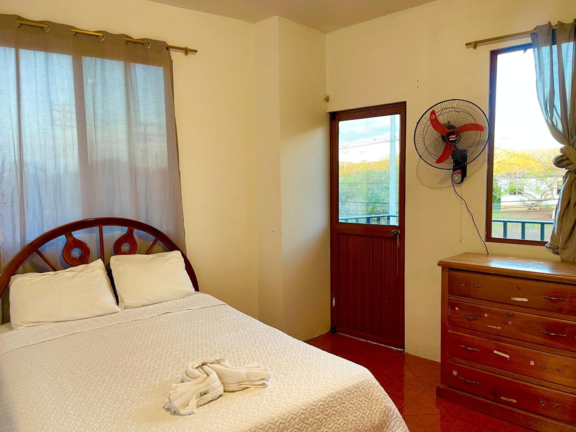 Отель Hostal Vista Al Mar Пуэрто-Бакерисо-Морено Экстерьер фото