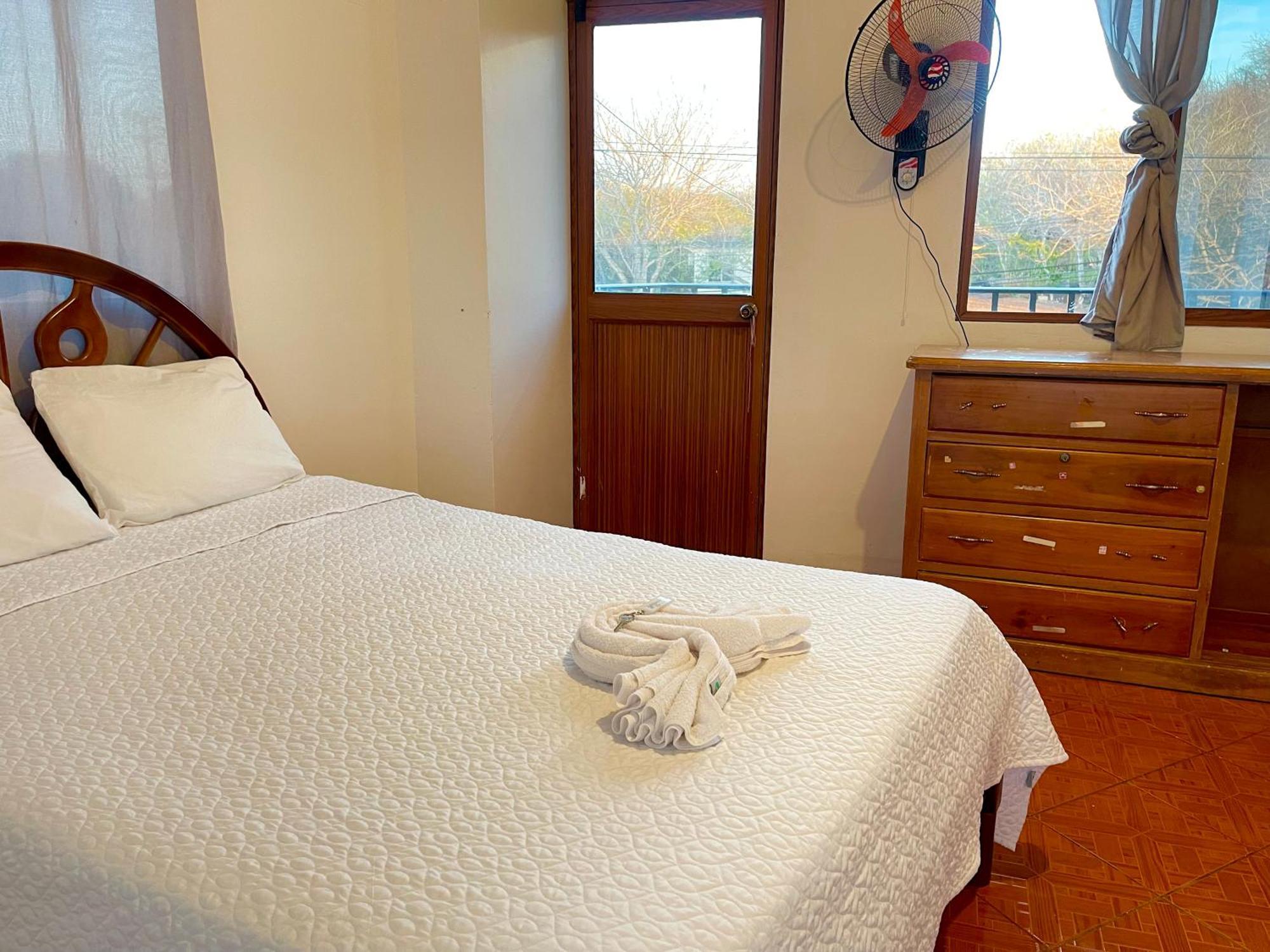Отель Hostal Vista Al Mar Пуэрто-Бакерисо-Морено Экстерьер фото