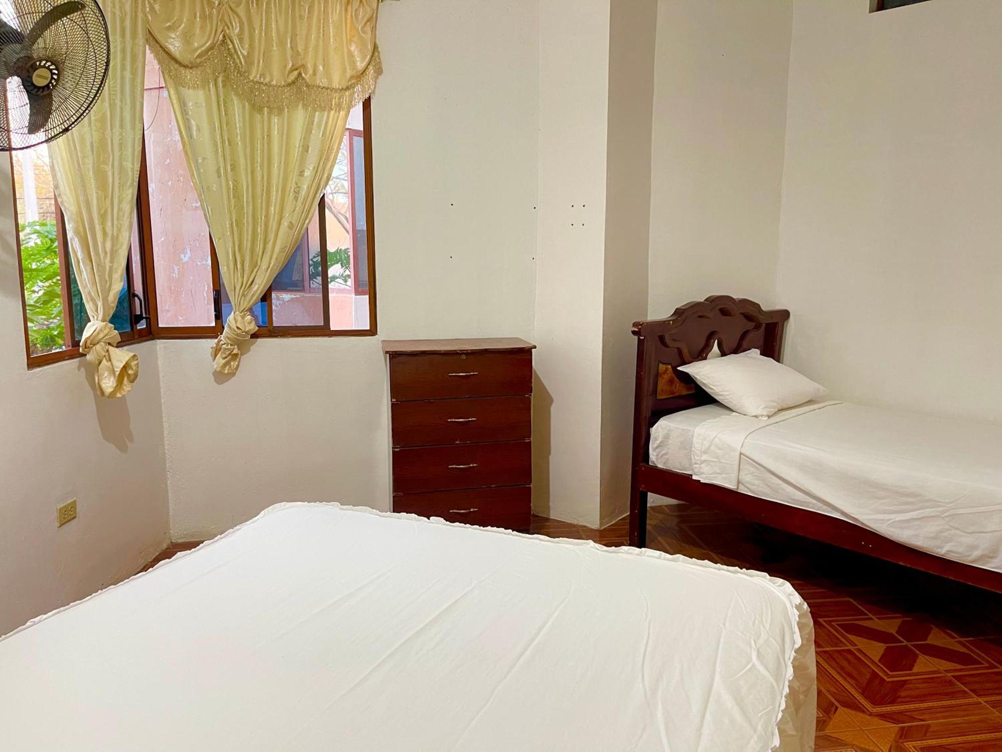 Отель Hostal Vista Al Mar Пуэрто-Бакерисо-Морено Экстерьер фото